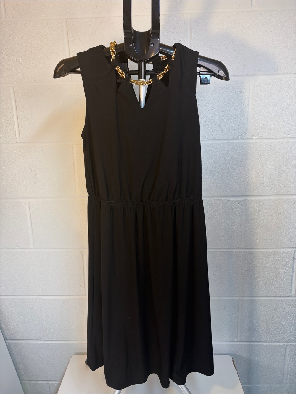 Roz & Ali Black Sleeveless Gold Chain Neck Dress - Small